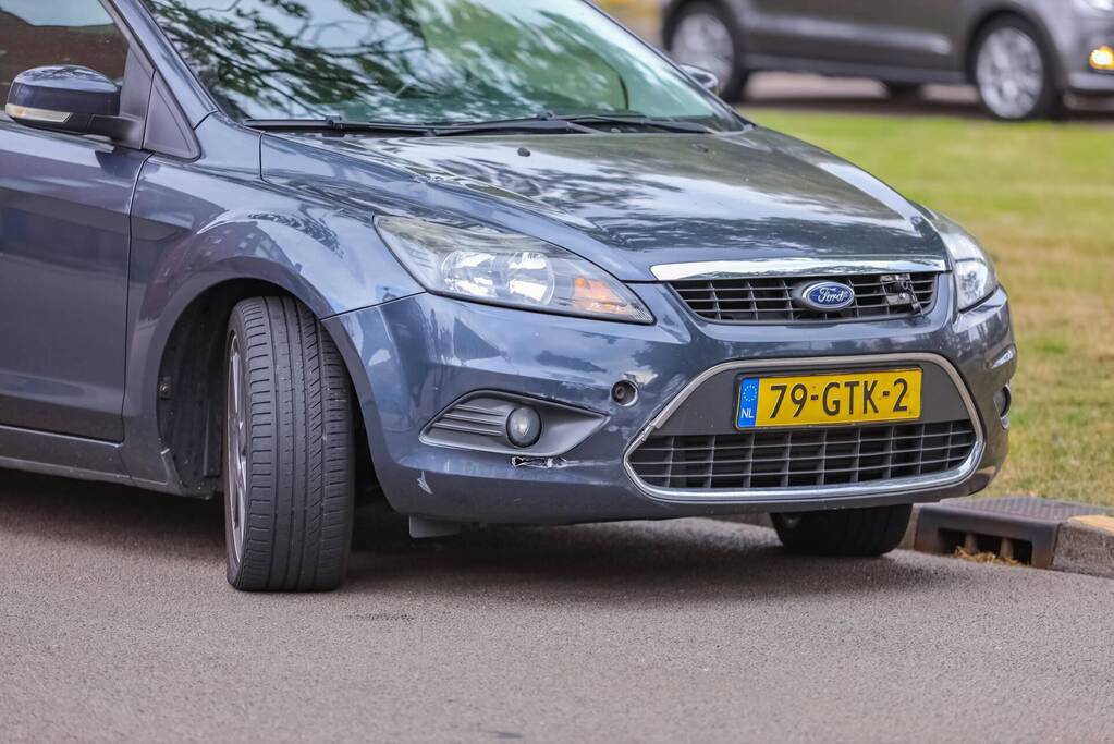 Personenauto botst op e-biker