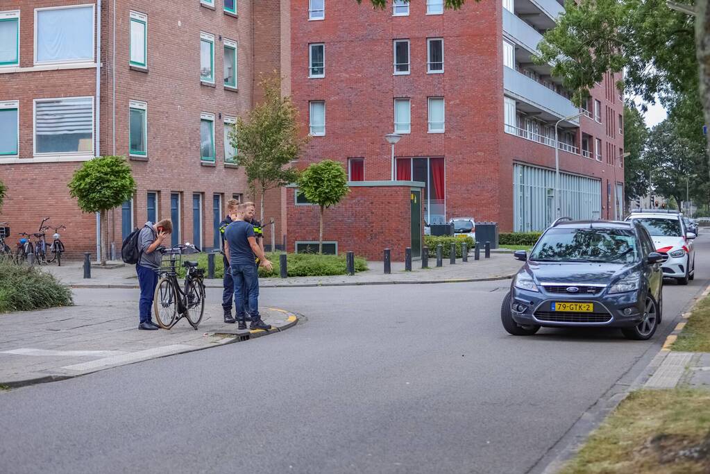 Personenauto botst op e-biker