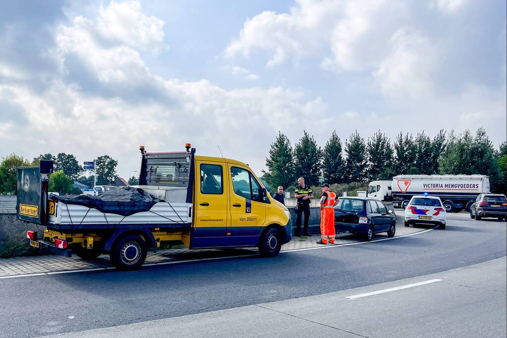 Tractor botst achter op auto