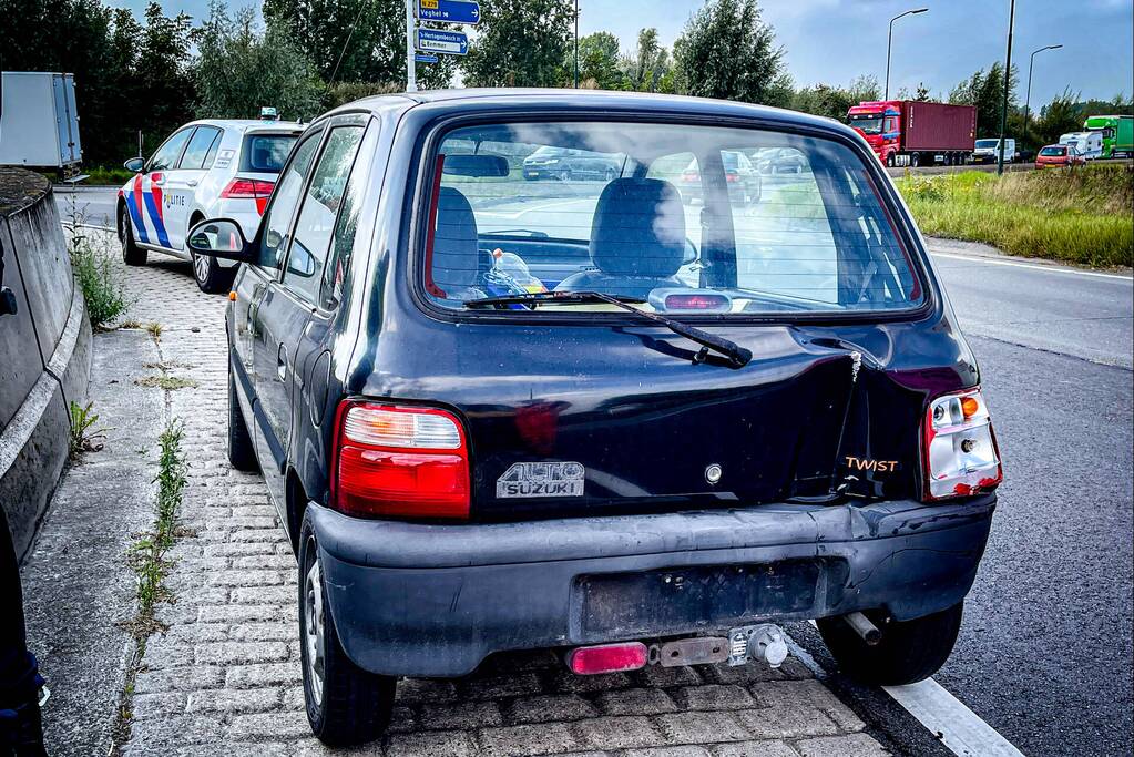 Tractor botst achter op auto