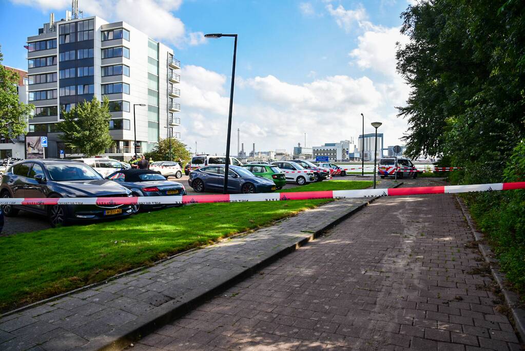 Politie schiet man met vuurwapen neer