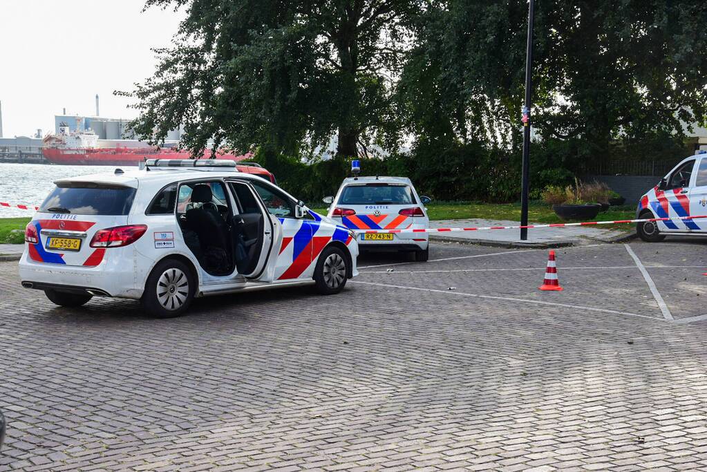 Politie schiet man met vuurwapen neer