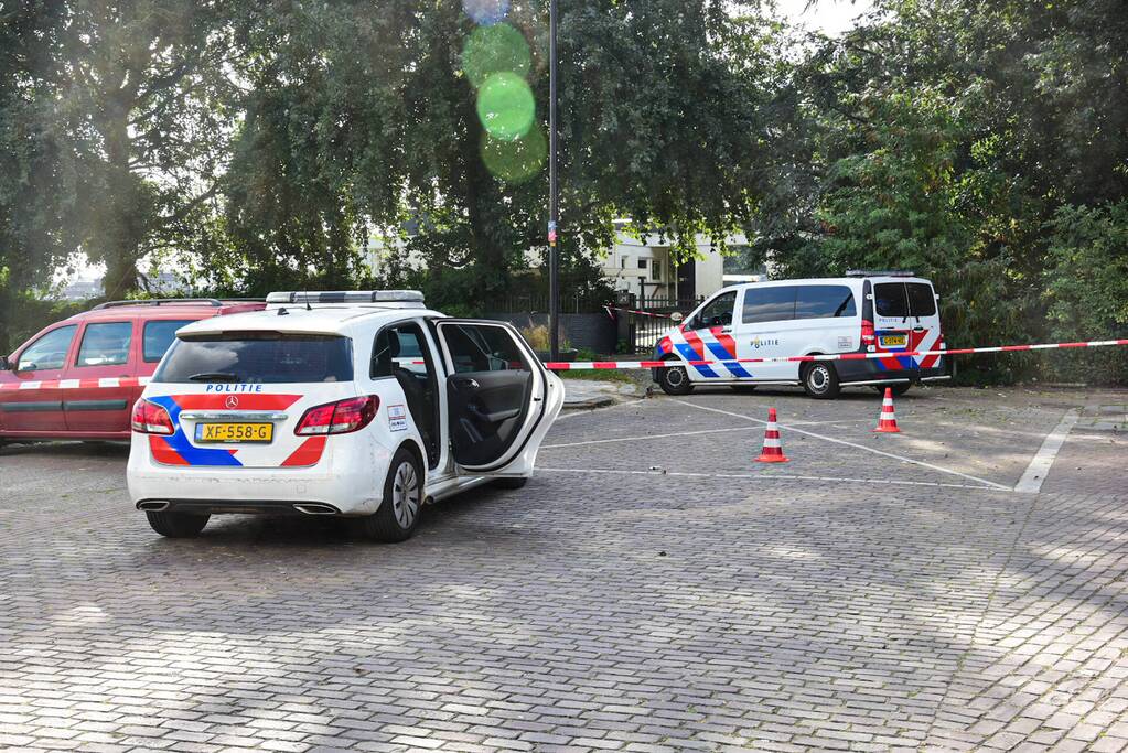 Politie schiet man met vuurwapen neer