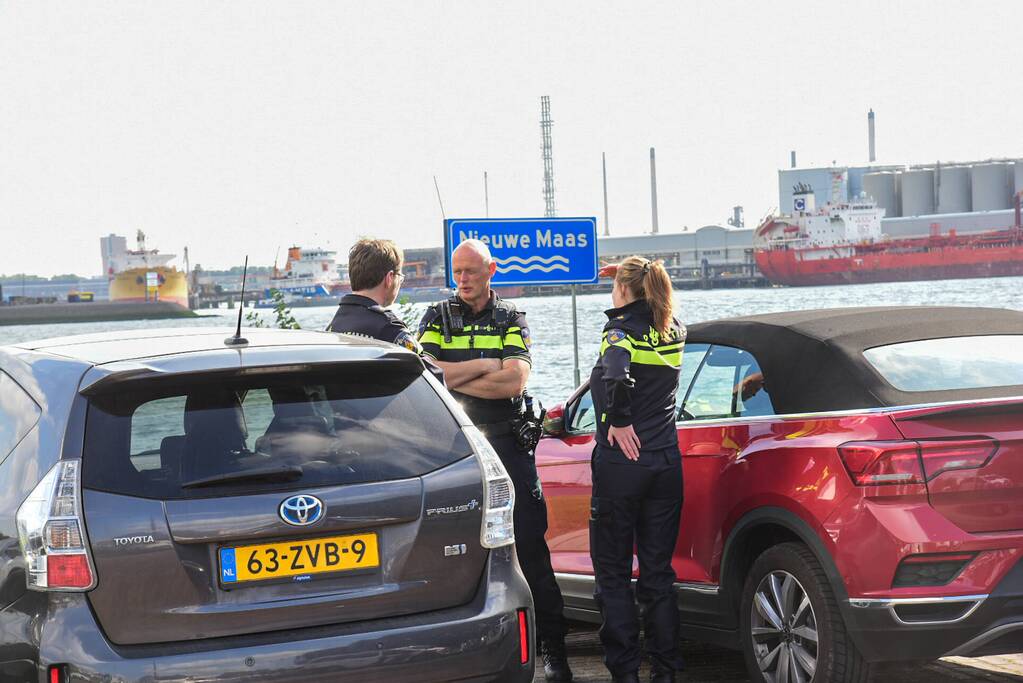 Politie schiet man met vuurwapen neer