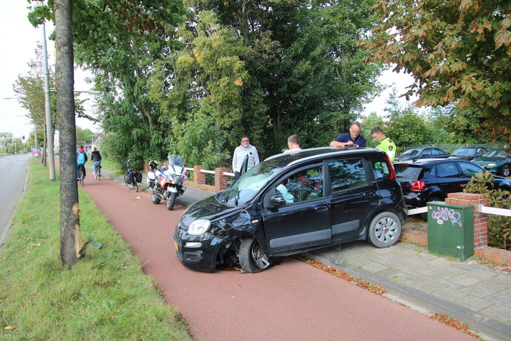 Kerende auto op fietspad zorgt voor ravage