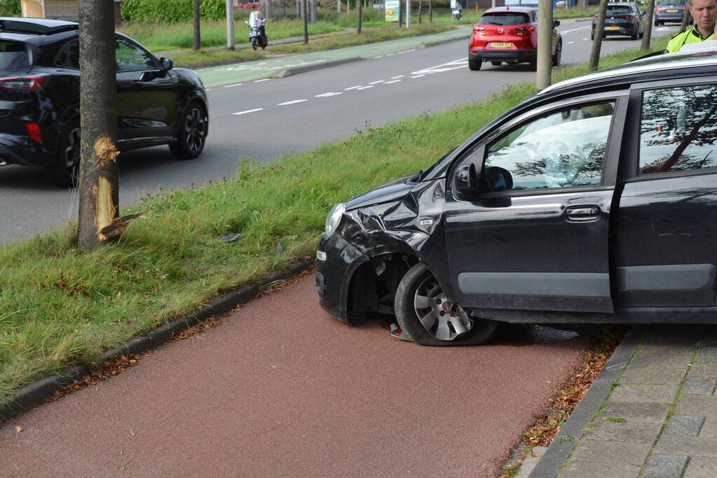 Kerende auto op fietspad zorgt voor ravage