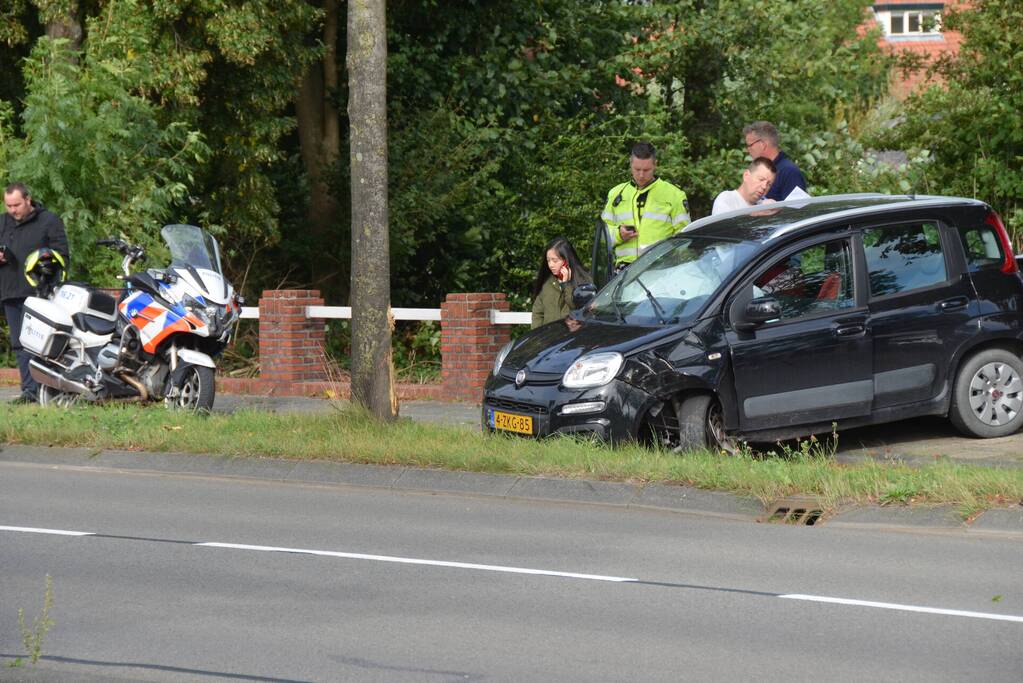 Kerende auto op fietspad zorgt voor ravage