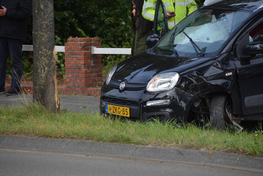 Kerende auto op fietspad zorgt voor ravage