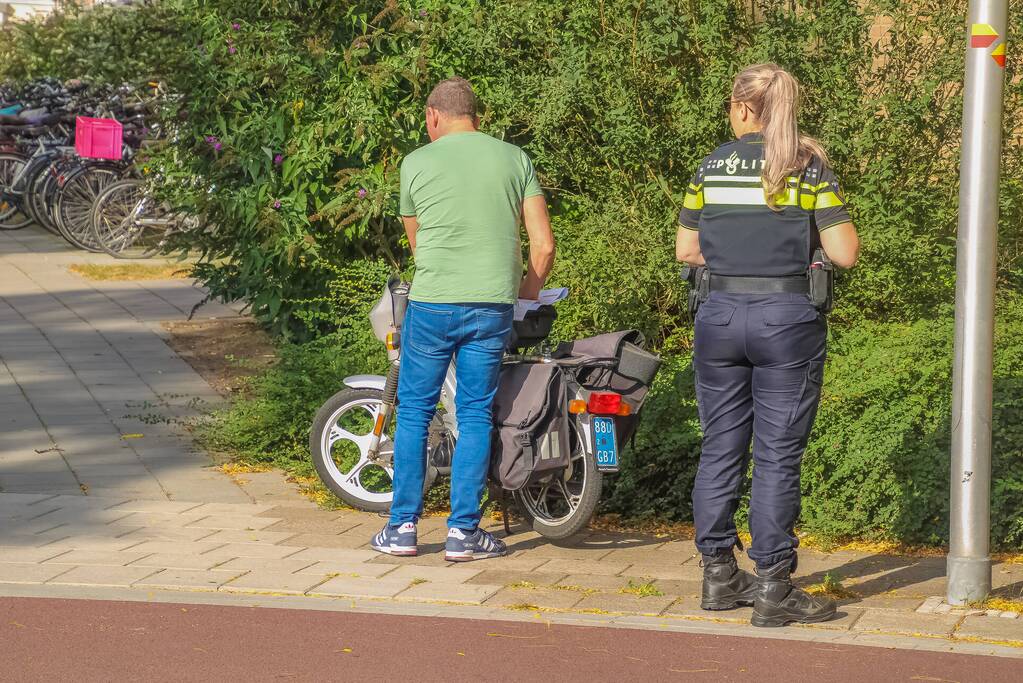 Man op scooter gewond bij aanrijding