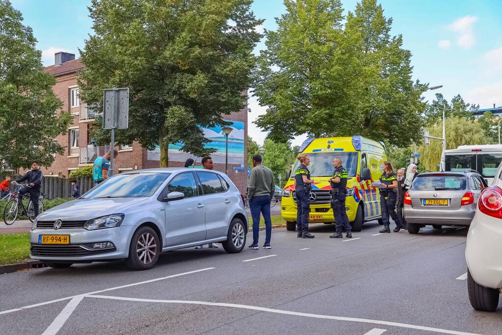 Bestelbus en personenauto met elkaar in botsing tijdens ander ongeval