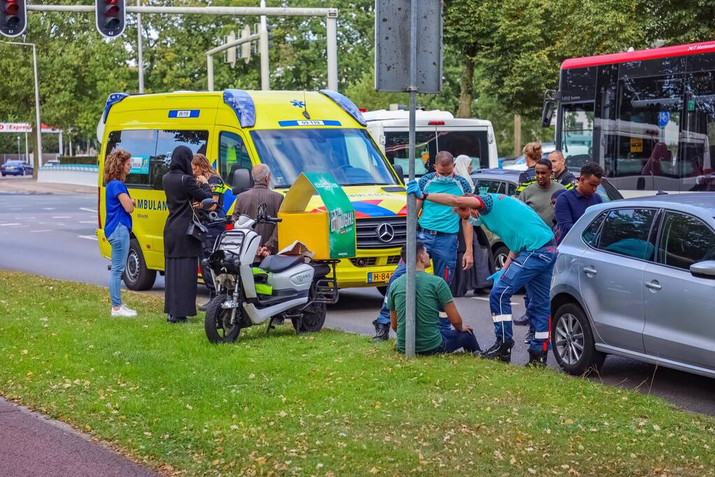 Bestelbus en personenauto met elkaar in botsing tijdens ander ongeval