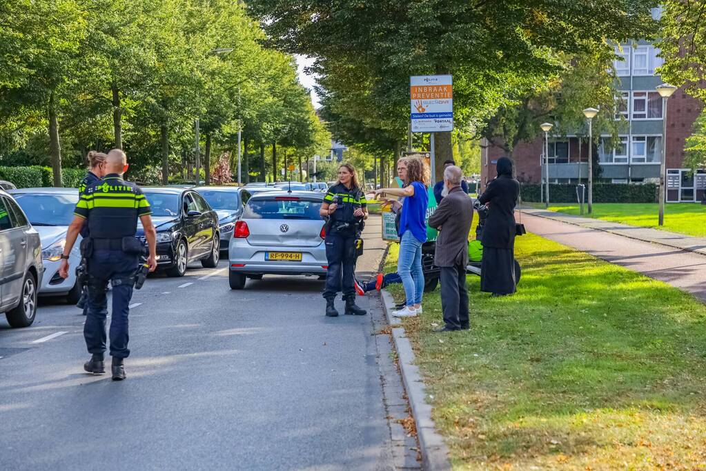 Bestelbus en personenauto met elkaar in botsing tijdens ander ongeval