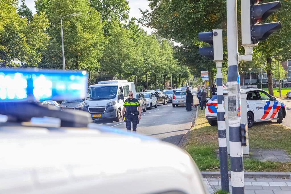 Bestelbus en personenauto met elkaar in botsing tijdens ander ongeval