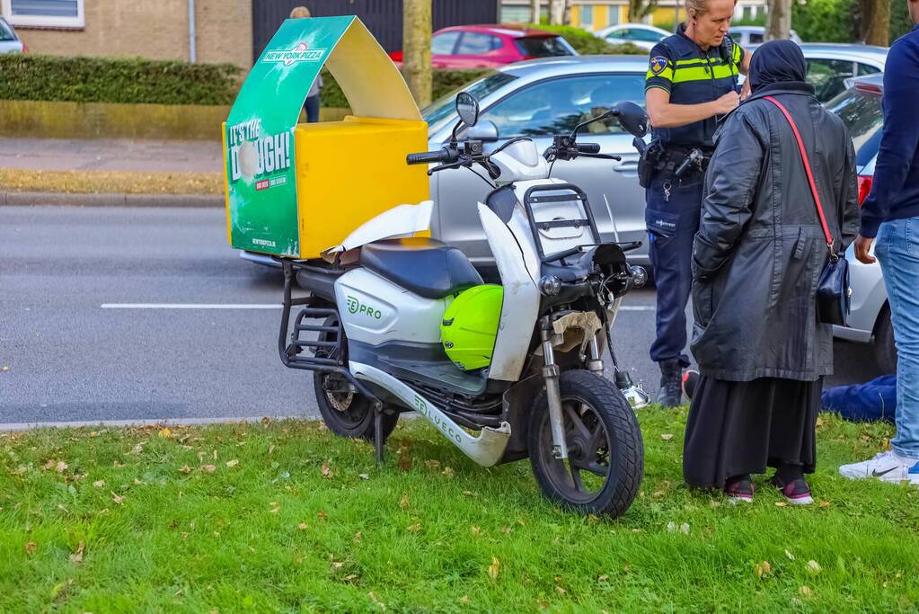 Bestelbus en personenauto met elkaar in botsing tijdens ander ongeval