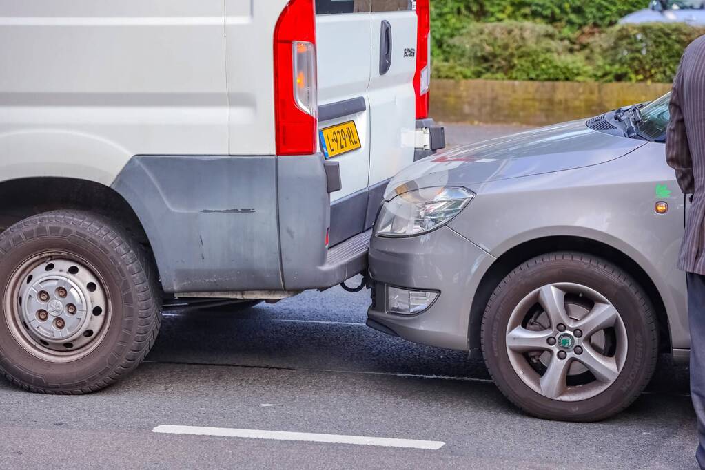 Bestelbus en personenauto met elkaar in botsing tijdens ander ongeval