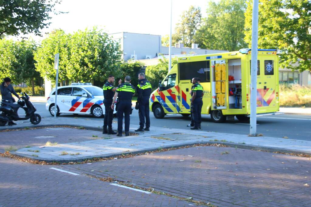 Bijrijder van brommer gewond door aanrijding