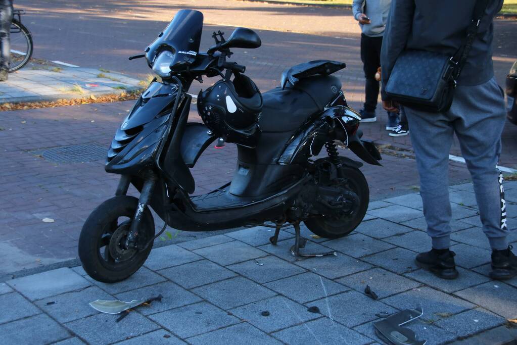 Bijrijder van brommer gewond door aanrijding