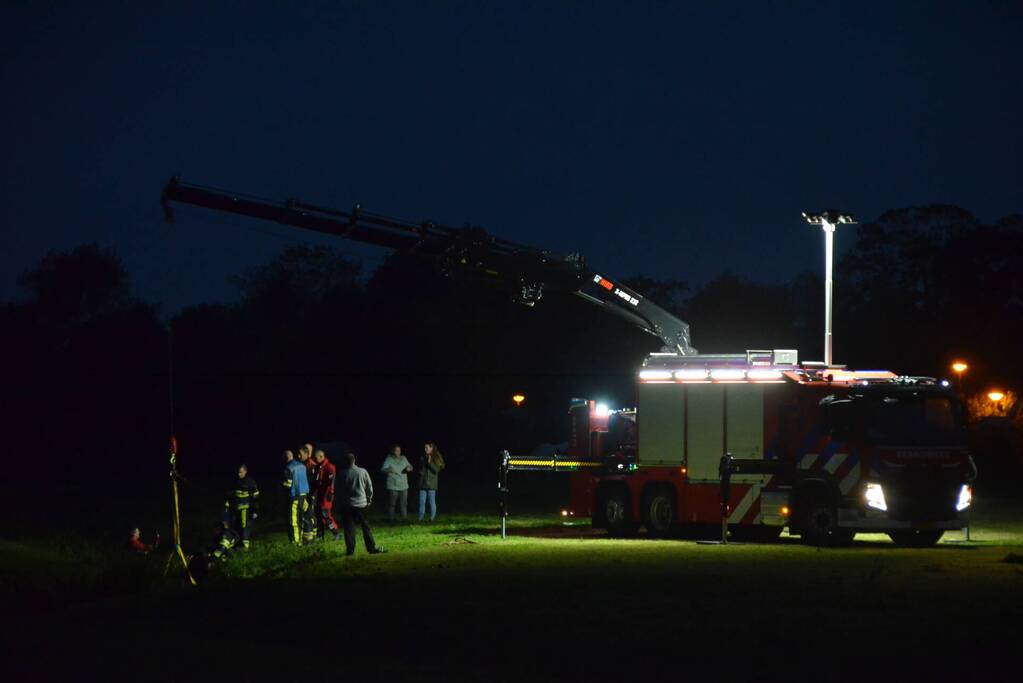 Brandweer takelt paard uit sloot