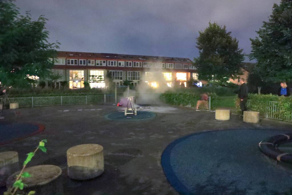 Folders in brand op speeltuin