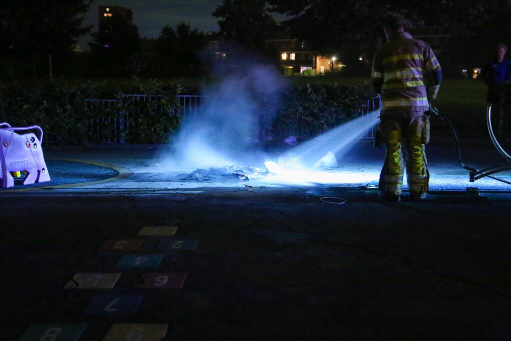 Folders in brand op speeltuin