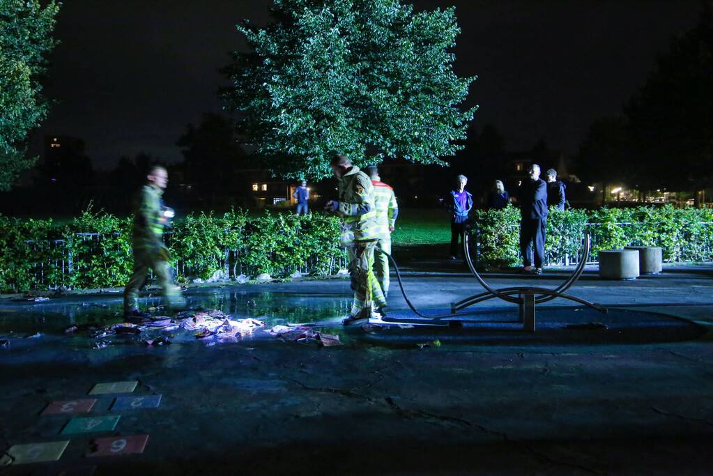 Folders in brand op speeltuin