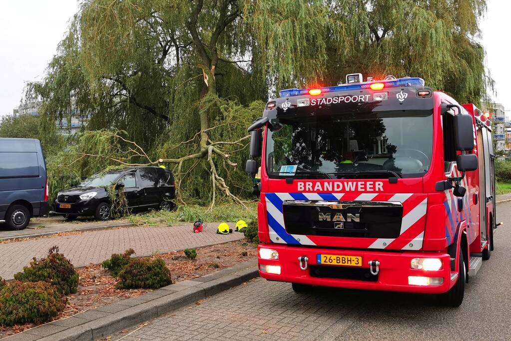 Tak breekt af en belandt op auto