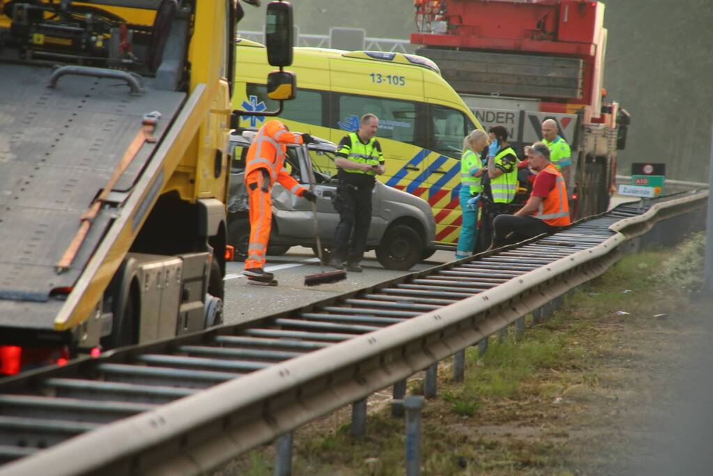 Auto in botsing met mobiele kraan
