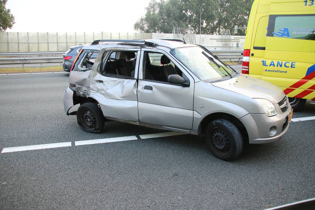 Auto in botsing met mobiele kraan