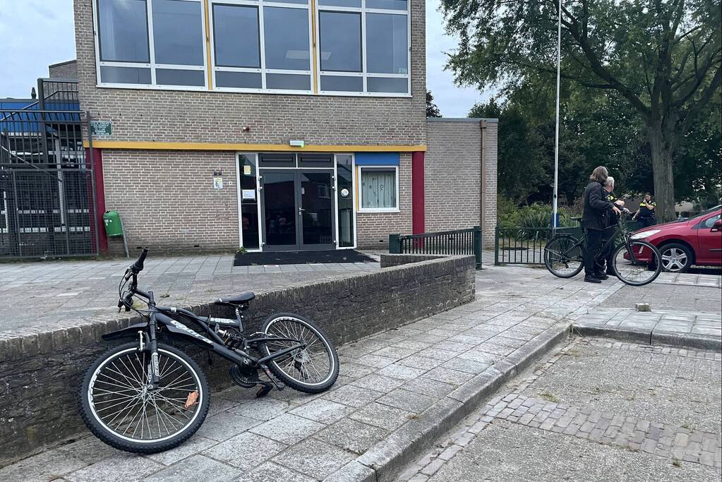 Persoon valt van dak van leegstaande RK basisschool Dr Ariëns