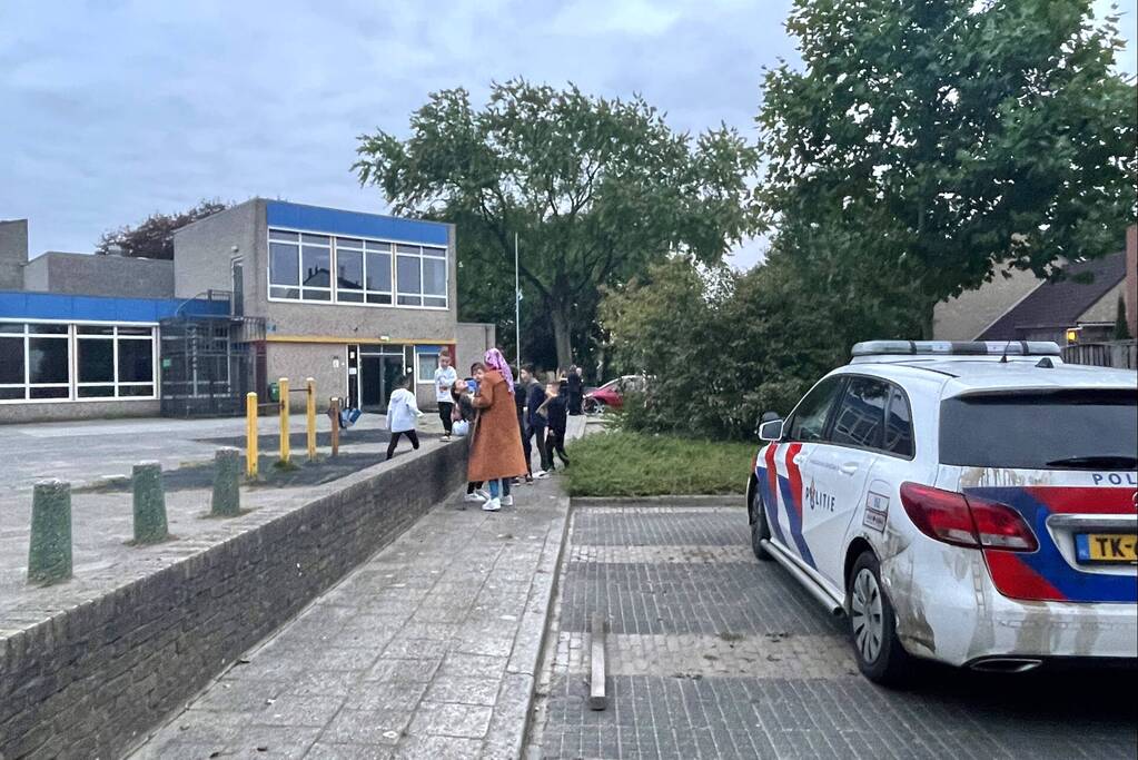 Persoon valt van dak van leegstaande RK basisschool Dr Ariëns