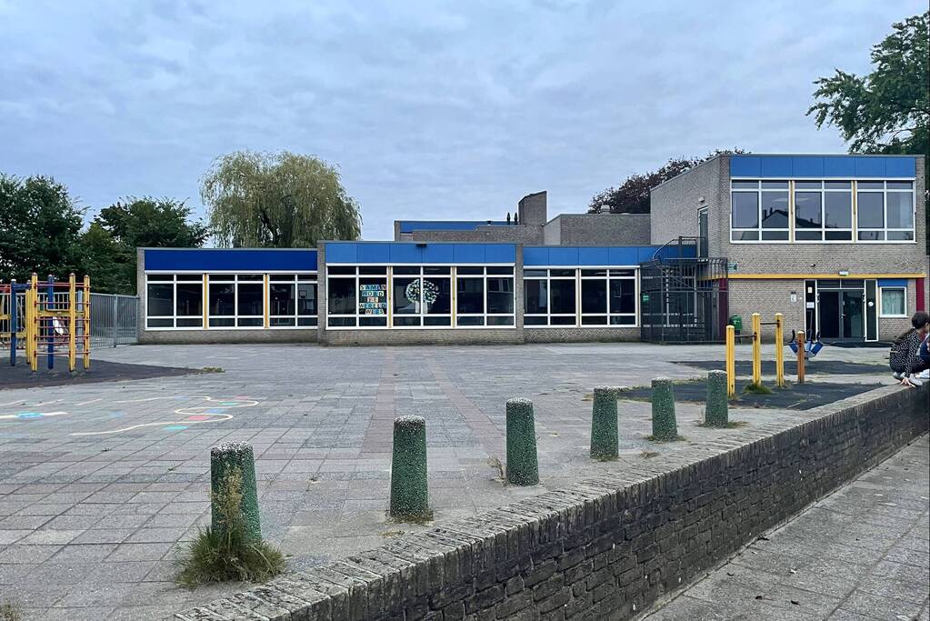 Persoon valt van dak van leegstaande RK basisschool Dr Ariëns