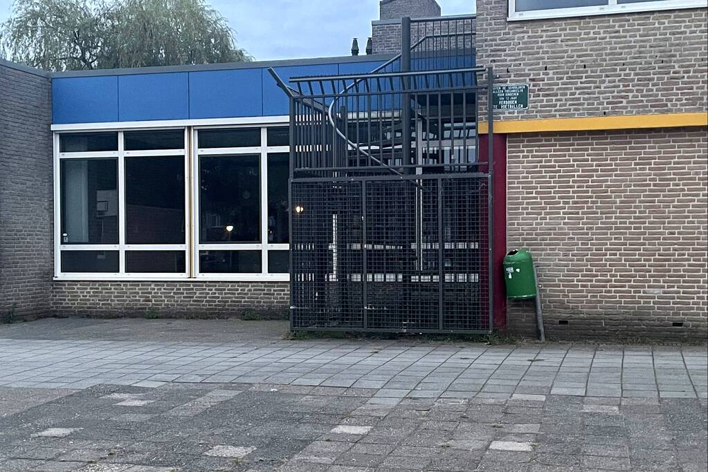 Persoon valt van dak van leegstaande RK basisschool Dr Ariëns