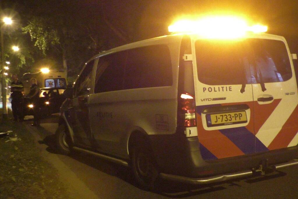 Auto botst tegen lantaarnpaal aan