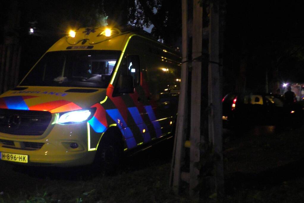 Auto botst tegen lantaarnpaal aan