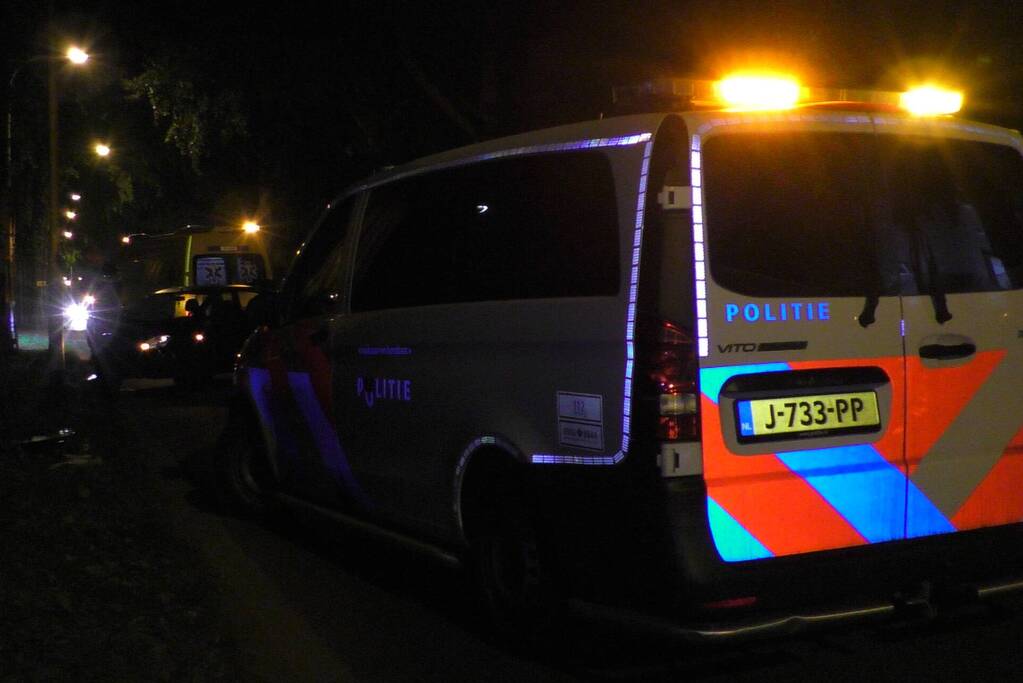 Auto botst tegen lantaarnpaal aan