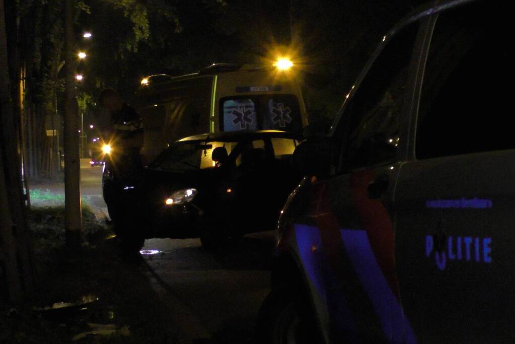 Auto botst tegen lantaarnpaal aan