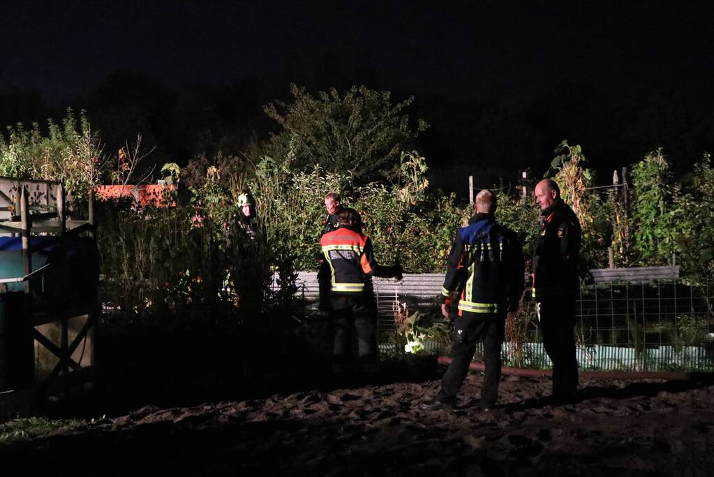 Tuinhuisje in vlammen opgegaan
