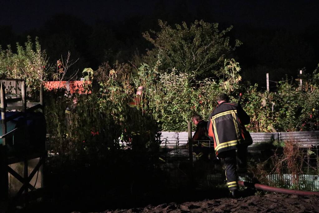 Tuinhuisje in vlammen opgegaan