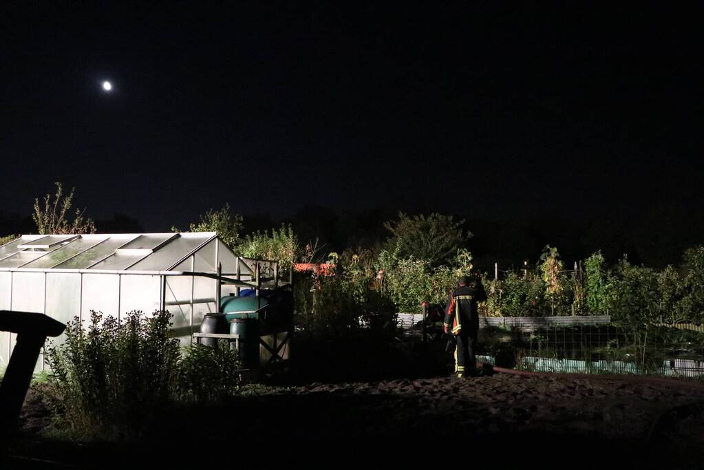 Tuinhuisje in vlammen opgegaan