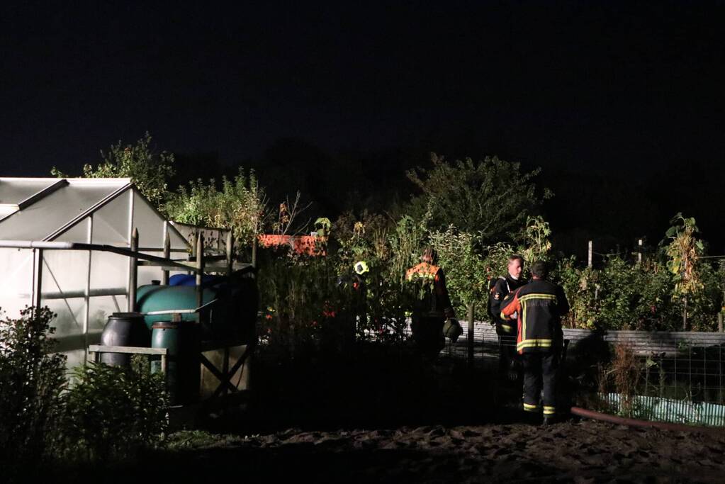 Tuinhuisje in vlammen opgegaan