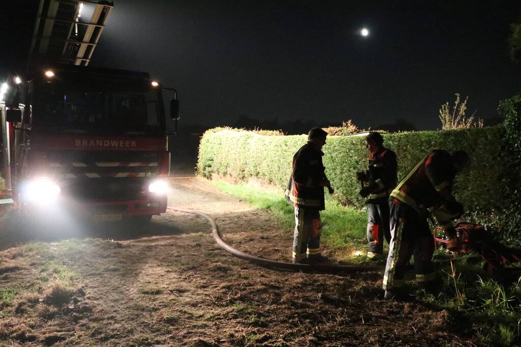 Tuinhuisje in vlammen opgegaan