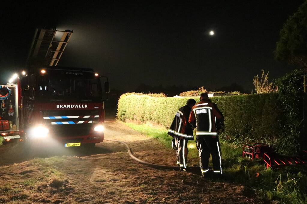 Tuinhuisje in vlammen opgegaan