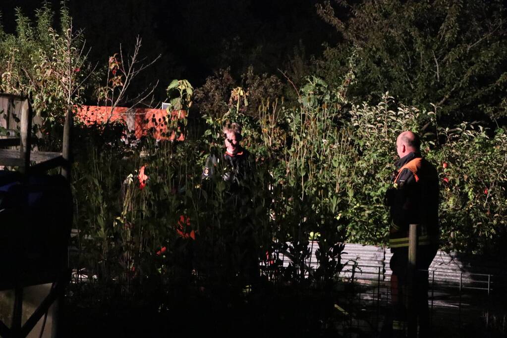 Tuinhuisje in vlammen opgegaan