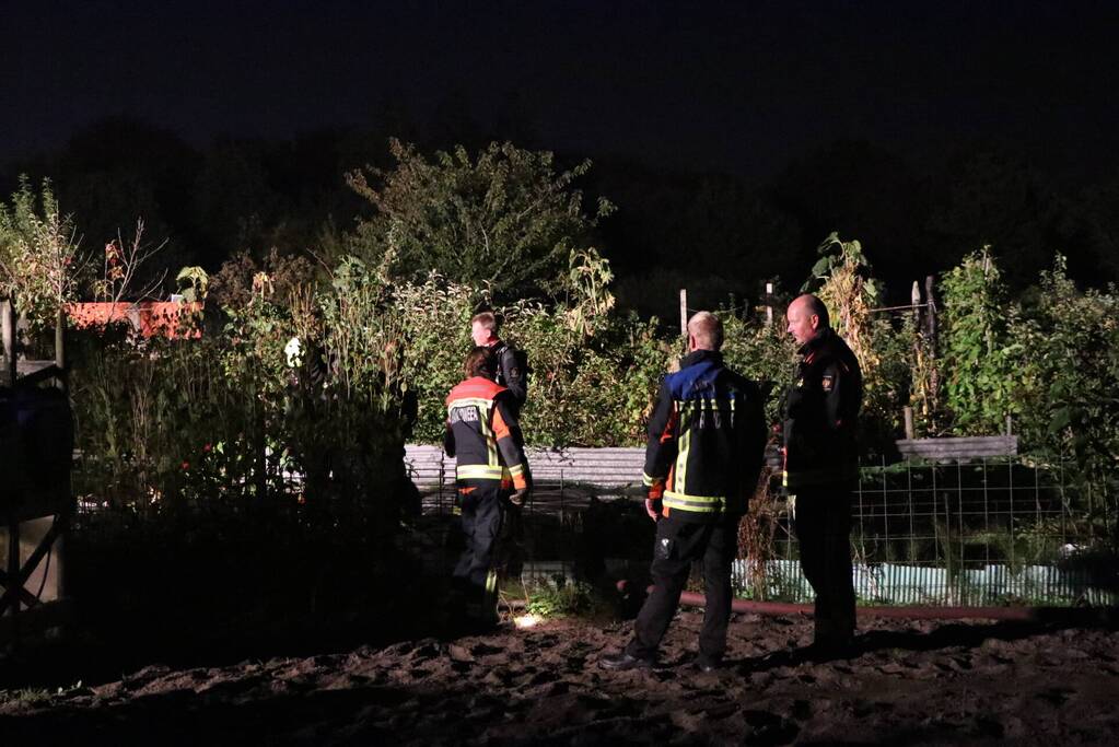 Tuinhuisje in vlammen opgegaan