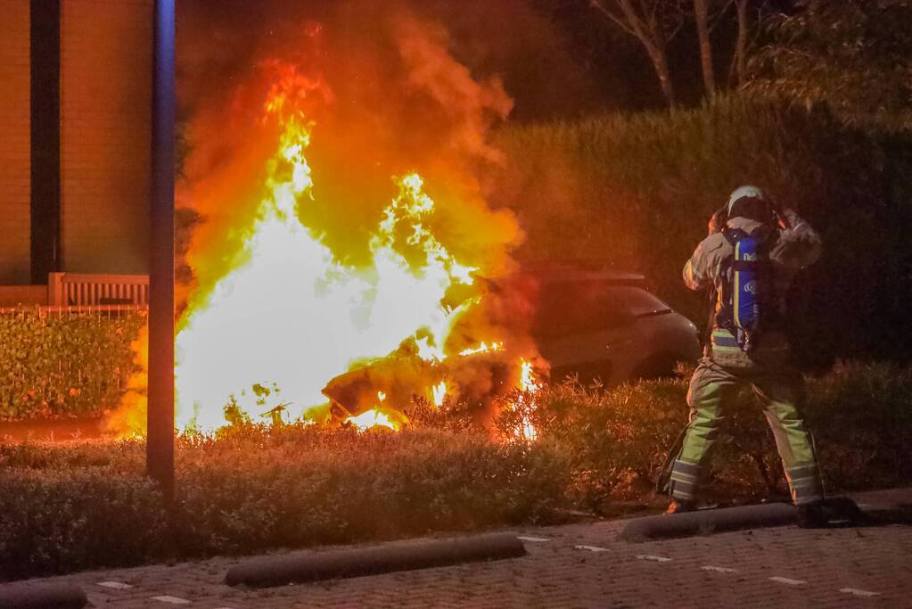 Brand in motorcompartiment van auto