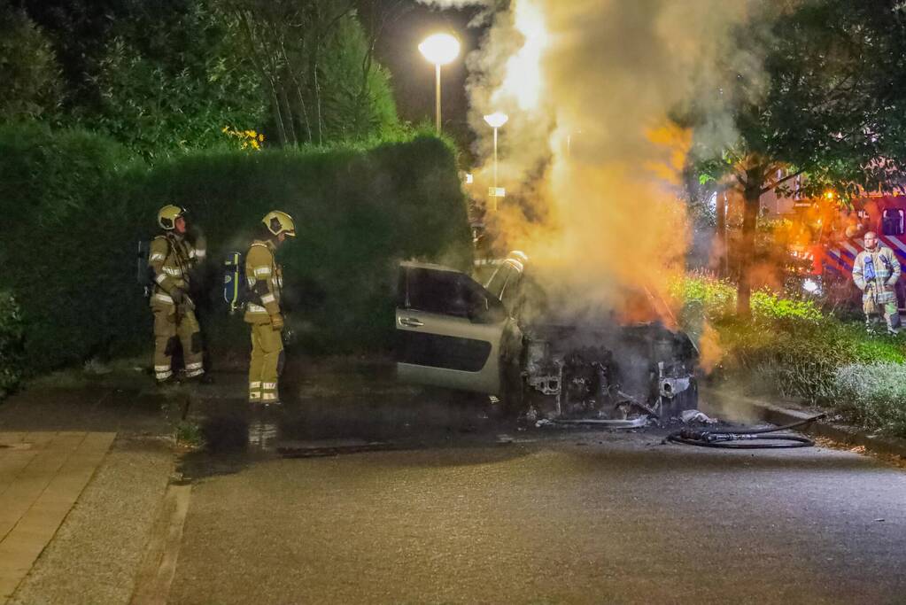 Brand in motorcompartiment van auto