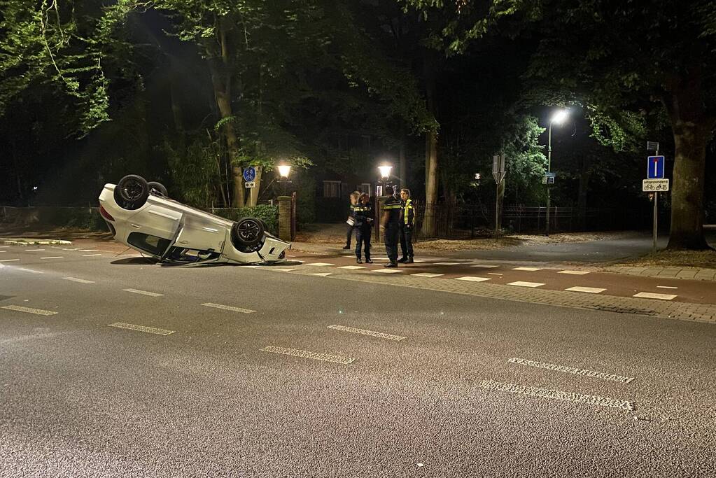 Auto op zijn kop tot stilstand na botsing tegen paal