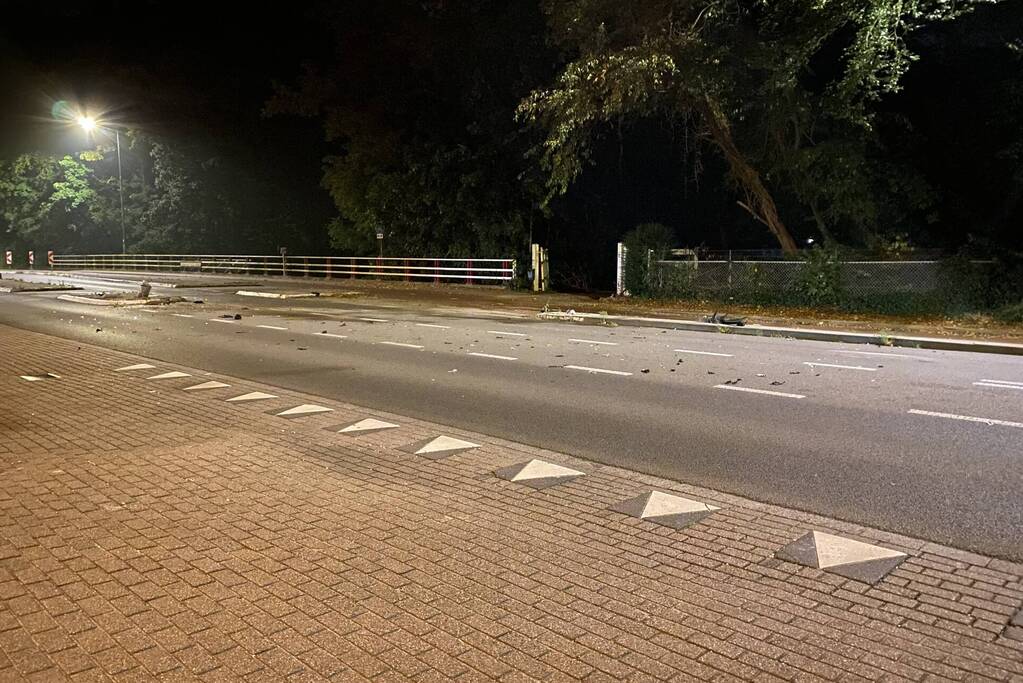 Auto op zijn kop tot stilstand na botsing tegen paal