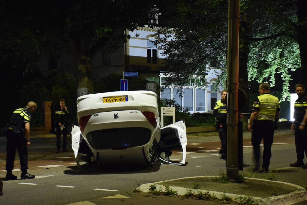 Auto op zijn kop tot stilstand na botsing tegen paal