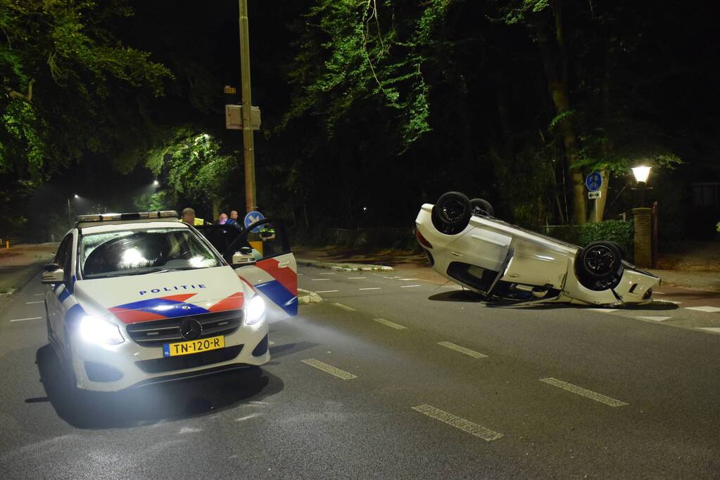 Auto op zijn kop tot stilstand na botsing tegen paal